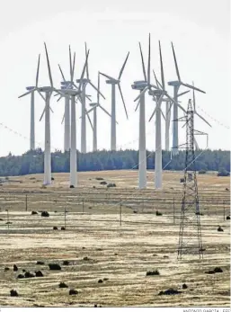  ?? ANTONIO GARCÍA · EFE ?? Parque de aerogenera­dores en la localidad de Escucha (Teruel).