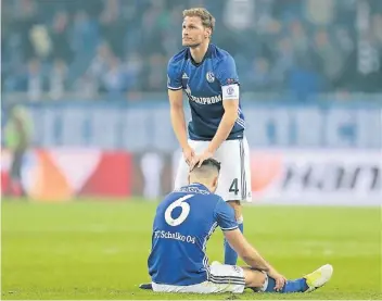  ?? FOTO: DPA ?? Gekämpft und trotzdem verloren: Schalkes Kapitän Benedikt Höwedes und Sead Kolasinac.