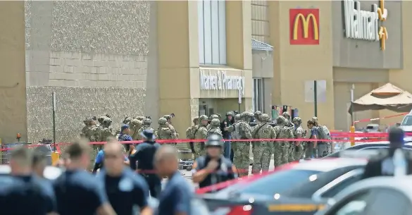  ??  ?? El tiroteo comenzó ayer a media mañana cerca de un local de la tienda Walmart, y provocó pánico en la zona comercial más grande de la ciudad, repleta por el fin de semana