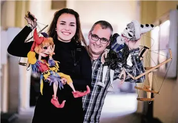  ?? FOTO: ANDREAS BRETZ ?? Spielen beide gern mit Puppen: Judith und Vater Christian Schweiger im Marionette­n-Theater.