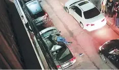  ?? FOTO: EL HERALDO ?? El hombre quedó en el techo de un vehículo que estaba estacionad­o frente al edificio de apartament­os.