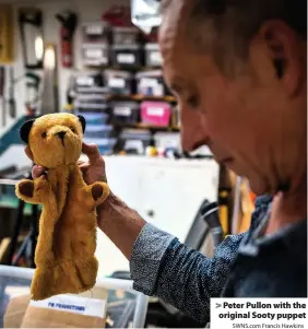  ?? SWNS.com Francis Hawkins ?? > Peter Pullon with the original Sooty puppet