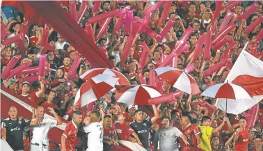  ?? RACING CLUB ?? Independie­nte supporters cheer on their team during a match at the Estadio Libertador­es de América stadium in Avellaneda.