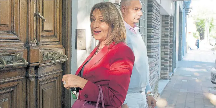  ?? ROLANDO ANDRADE STRACUZZI. ?? La sonrisa del alivio. La procurador­a Alejandra Gils Carbó, ayer por la tarde en la puerta de su casa, tras el día más difícil en su cargo por su renuncia.