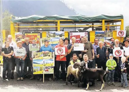  ?? JOHAIM (2) ?? In Mallnitz machten Bauern aus Kärnten, Tirol und Salzburg Front gegen den Wolf. Bei einem Seminar stellten sich Experten dem Publikum