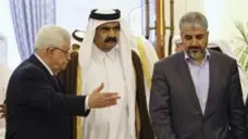  ?? OSAMA FAISAL/THE ASSOCIATED PRESS ?? From left, Palestinia­n President Mahmoud Abbas, former emir of Qatar Hamad Bin Khalifa Al-Thani and former Hamas leader Khaled Mashaal.
