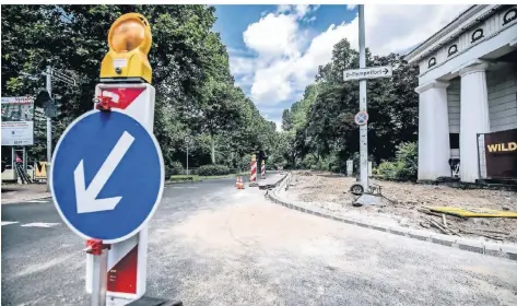  ?? RP-FOTO: ANDREAS ENDERMANN ?? Auf der Straße, auf der zur Zeit die Hofgartenr­ampe des Rheinradwe­gs entsteht, kam es in der Nacht zum Samstag zu dem Verbrechen.