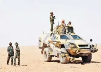  ?? — AFP ?? DEIR EZZOR: Syrian pro-government forces gather in Bir Qabaqib, more than 40 kilometers west of Deir Ezzor, after taking control of the area on their way to Kobajjep in the ongoing battle against Islamic State (IS) group jihadists.