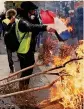  ?? REUTERS ?? Sfida. Un manifestan­te a Parigi