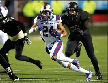  ?? Arkansas Democrat-Gazette/THOMAS METTHE ?? Arkansas defensive end Zach Williams (right), here playing for Joe T. Robinson as he closes in on Arkadelphi­a’s Zion Hatley in the Class 4A state championsh­ip game Dec. 8, chose the Razorbacks after doing a lot of travel to explore his options.