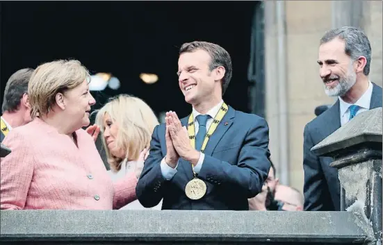  ?? RONALD WITTEK / EFE ?? Emmanuel Macron, entre la cancellera Angela Merkel i el rei Felip VI, ahir a Aquisgrà