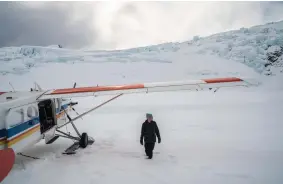  ??  ?? TESOURO KIWI: Em sentido horário, Rony atolado com neve até o joelho ao desembarca­r do ski plane no Glaciar Tasman; uma das pontes suspensas da trilha pelo Hooker Valley; o skatista com o Mount Cook ao fundo