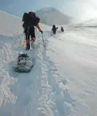  ??  ?? Climbers ascend Denali, using sleds to carry their equipment, including Clean Mountain Cans.