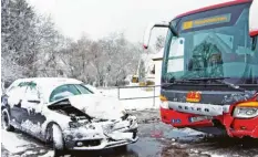  ?? Foto: Foto-weiss ?? In Oberrohr krachte ein Auto frontal in einen Schulbus. Der Autofahrer wurde dabei leicht verletzt. Die 28 Schulkinde­r, die sich im Bus befanden, kamen mit dem Schrecken davon.