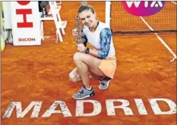  ??  ?? REPITE. Simona Halep, con su trofeo de campeona.