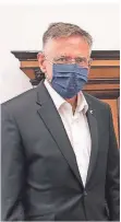  ?? FOTO: RKN ?? Landrat Hans-jürgen Petrauschk­e: Mit Maske gegen Corona.