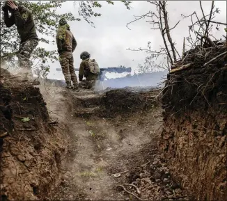  ?? TYLER HICKS/THE NEW YORK TIMES ?? Ukrainian soldiers fighting for Bakhmut, Ukraine, are shown May 8. Ukrainian President Volodymyr Zelenskyy visited allies this weekend to garner more arms to help battle Russia’s invasion.