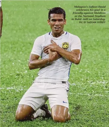  ?? PIC BY SADDAM YUSOFF ?? Malaysia’s Safawi Rasid celebrates his goal in a friendly against Maldives at the National Stadium in Bukit Jalil on Saturday.