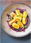  ?? FOTOS (3): HUBERTUS SCHÜLER/HÄDECKE VERLAG/DPA ?? Gefüllte Kartoffeln­ocken mit Rotweinsch­alotten: Schalotten haben ein besonders feines Aroma.