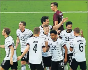  ??  ?? Los jugadores de Alemania celebran el gol de Gündogan ante Letonia.