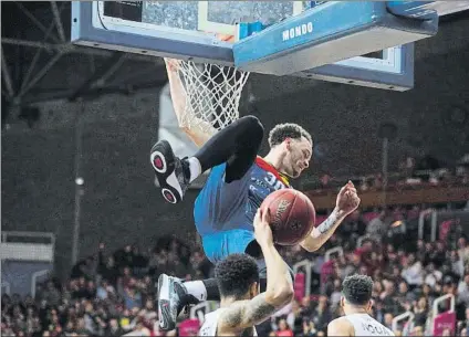  ?? FOTO: EFE ?? Reggie Upshaw colgándose del aro. El MoraBanc Andorra se impusl al Asvel y jugará el partido de desempate en Francia