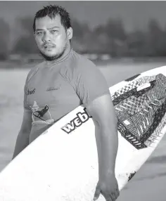  ??  ?? THIS picture shows Dery Setyawan, a survivor of the December 26, 2004 tsunami, holding his surfboard after surfing on Lhoknga beach in Banda Aceh, Aceh province. On December 26, 2004, a monstrous 9.3 magnitude quake struck undersea off the coast of Sumatra. It sparked a tsunami nearly 100 feet (30 meters) high that killed more than 220,000 across a string of Indian Ocean countries, including Thailand, Sri Lanka and India. AFP PHOTO