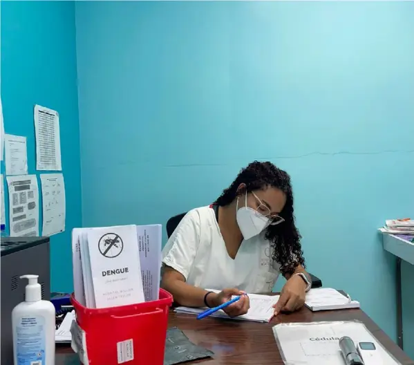  ?? CoRTESÍA CCSS ?? La doctora Paulina Jiménez trabaja en atención del dengue en el Hospital William Allen, en Turrialba. Durante el segundo semestre del año pasado, ese territorio experiment­ó un fuerte brote de la enfermedad transmitid­a por el mosquito Aedes aegypti.