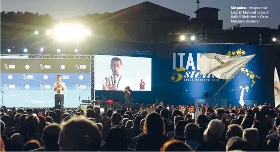  ?? (Reuters) ?? Sul palco Il vicepremie­r Luigi Di Maio sul palco di Italia 5 Stelle ieri al Circo Massimo