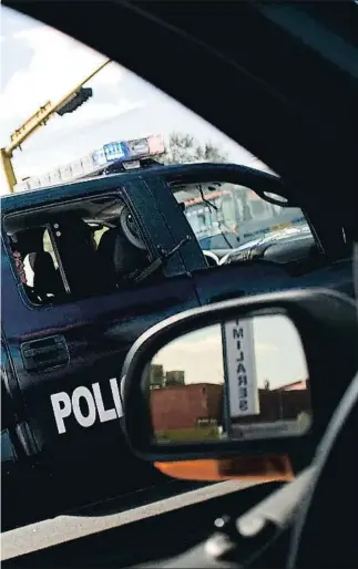  ?? SHAUL SCHWARZ / GETTY ?? Guerra. Equipos de la policía de Juárez, durante una batida antidrogas, dotados de equipos con gran capacidad de fuego