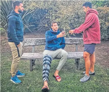  ?? Instagram: @teamdelpo ?? Del Potro, el viernes pasado tandil, con férula y tomando mate con sus amigos