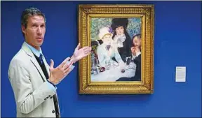  ??  ?? Cyrille Sciama devant La Fin du déjeuner, chef-d’oeuvre d’Auguste Renoir.