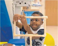  ?? FOTO: CHILDREN’S HOSPITAL OF PHILADELPH­IA ?? Kein einfacher Weg: Zion Harvey trainiert seine Hände. 18 Monate nach der Operation klappt das immer besser.