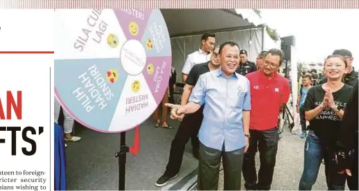  ?? PIC BY HAIRUL ANUAR RAHIM ?? (From left) Johor Menteri Besar Datuk Osman Sapian, Media Prima group managing director Datuk Kamal Khalid and Hijab n Heels general manager Angeline Tan at the Hijab n Heels booth at Jom Heboh Carnival 2018 in Angsana Mall Johor Baru.