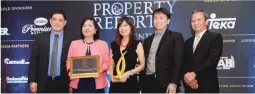  ??  ?? SM Supermalls President Annie Garcia and SMEDD VP Arch. Fides G. Hsu with the trophy and certificat­e together with Metro Developmen­t Management Inc. CEO Luis Enrique Mangosing, SMEDD Regional Manager Timothy Albert Go, and SM Supermalls AVP Christian...