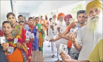  ?? PARDEEP PANDIT/HT ?? Voters in queue at Lohian and (right) environmen­talist Baba Balbir Singh Seechewal after casting his vote in his village, during the assembly bypoll in Shahkot on Monday.