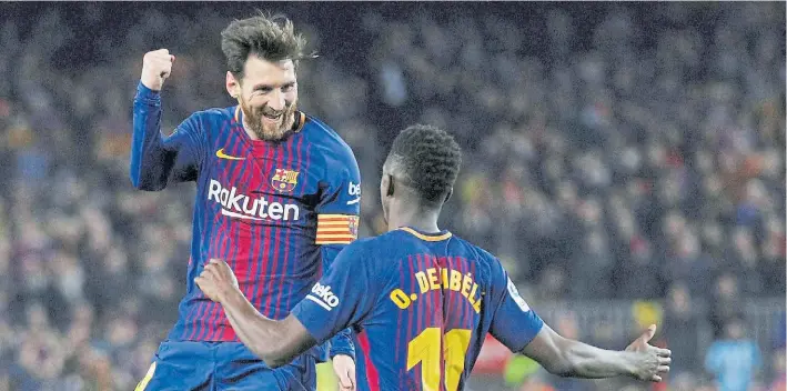  ?? REUTERS ?? Venga ese abrazo. Messi acaba de anotar de tiro libre y recibe el saludo de Dembelé. El rosarino dejó que la barrera saltara y le pegó por abajo. Fiesta completa en el Camp Nou.