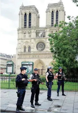  ??  ?? SEGURIDAD. El gobierno de París reforzó la seguridad tras el incidente en la catedral de Notre Dame.