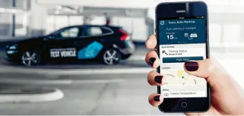  ?? Foto: Volvo, dpa ?? Digitaler Wagenmeist­er: Per Smartphone-App fährt der Wagen beim Valet-Parken, an dem Volvo arbeitet, allein in seinen Parkbereic­h und stellt ihn in einem Übergabebe­reich auf Wunsch wieder zur Verfügung.