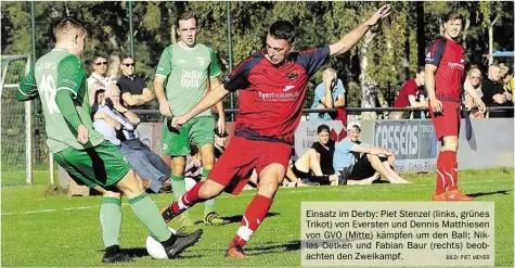  ?? BILD: PIET MEYER ?? Einsatz im Derby: Piet Stenzel (links, grünes Trikot) von Eversten und Dennis Matthiesen von GVO (Mitte) kämpfen um den Ball; Niklas Oetken und Fabian Baur (rechts) beobachten den Zweikampf.