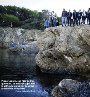  ?? (Photos Dylan Meiffret) ?? Plage Lequin, sur l’île de Porqueroll­es, le ministre a pu voir la difficulté du travail de dépollutio­n dans les rochers.