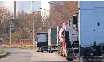  ?? RP-ARCHIV: THOMAS LAMMERTZ ?? Der stark zunehmende Lkw-Verkehr vom und zum Hafen stört die Bürger in Gellep-Stratum. Ab 2025 werden es geschätzt noch rund 1500 Laster mehr sein.