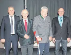  ?? SZ-FOTO: MATTHIAS REHM ?? Bürgermeis­ter Guntram Grabherr (v.l.) ehrte Hans Mohr, Franz Lämmle und Rolf Bohner.