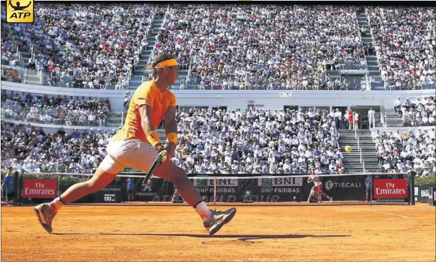  ??  ?? TITANES. Rafa Nadal se dispone a devolver la pelota golpeada por Novak Djokovic en la pista central del Foro Itálico, que se llenó para ver el partidazo de dos leyendas.