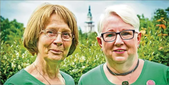  ??  ?? Angelika Rieger (rechts) und Jutta Schüffler kennen sich seit vielen Jahren. Ihre Gärten in Bad Langensalz­a liegen schräg gegenüber. Fotos: Daniel Volkmann ()