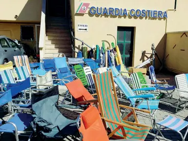  ??  ?? Gli ombrelloni, le sdraio e le sedie sequestrat­e sabato scorso dalla Guardia Costiera di Livorno sulla spiaggia libera di Marina di Cecina: i proprietar­i li avevano lasciati per tenere occupato il posto per il giorno dopo