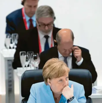  ??  ?? Kanzlerin Angela Merkel bei ihrer ersten Arbeitssit­zung beim G20-Gipfel in Japan.