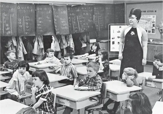  ?? ROBERT MACKAY/CHICAGO TRIBUNE ?? Marilyn Jensen teaches her first grade class at Lincoln School in Brookfield in 1967.