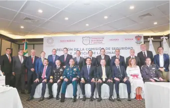  ??  ?? La reunión de la Conferenci­a Nacional de Gobernador­es (Conago) se realizó ayer en la sede de la FGR, en la Ciudad de México. Participar­on 29 mandatario­s estatales y el comandante de la Guardia Nacional, Luis Rodríguez Bucio.