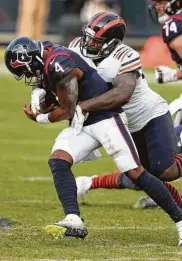  ?? Chris Sweda / TNS ?? DeshaunWat­son (izq.) es atrapado por Mario Edwards en la derrota de los Texans en Chicago.