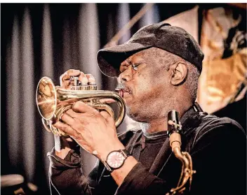  ?? FOTO: FRANK SCHINDELBE­CK ?? Joe McPhee tritt stets mit mehreren Instrument­en auf.